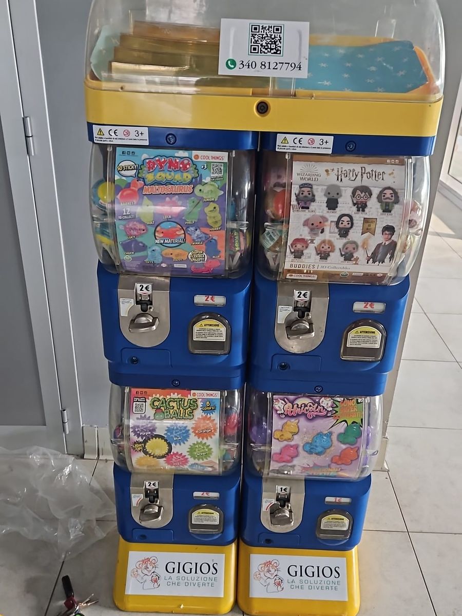 Colonne di distributori di palline con premi a tema, una sopra l'altra