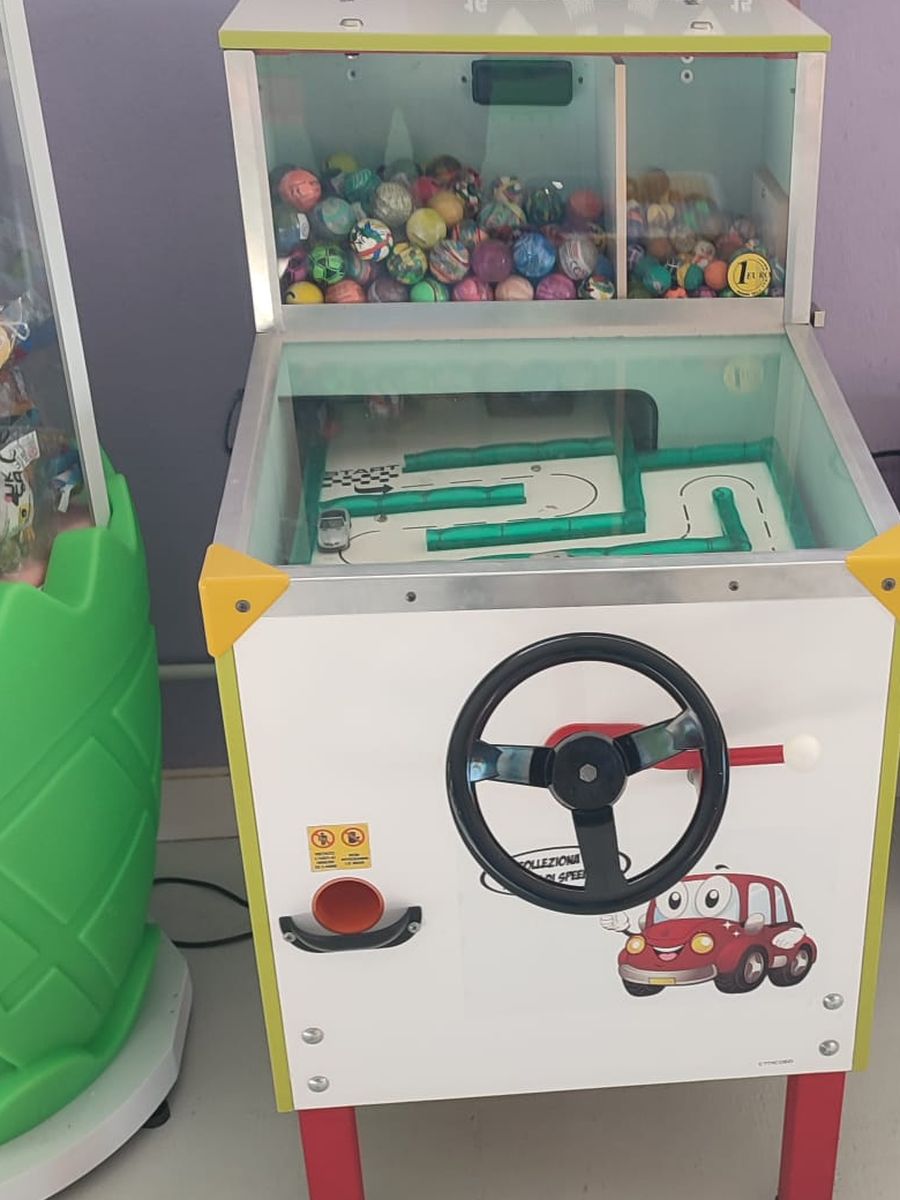 Gioco per bambini con volante e percorso, con il contenitore delle palline premio in alto