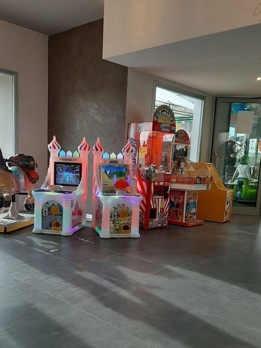 Ingresso di un locale con cavallo a dondolo, giochi a forma di castello e acchiappa-premi